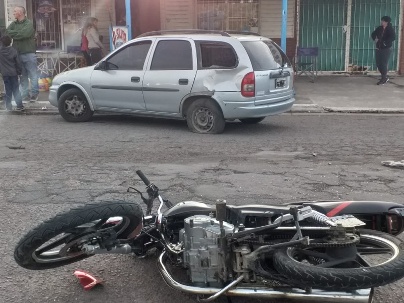 Fuerte choque moto - auto en Ituzaing casi Rendn